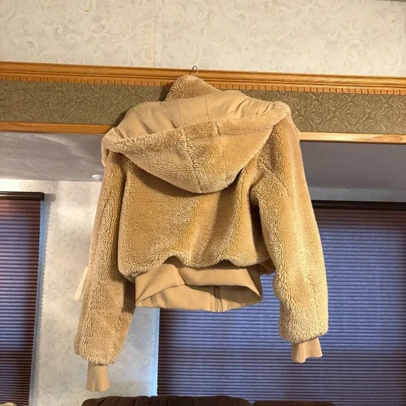 ALO Yoga Tan Sherpa Jacket - Picture 2 of 9